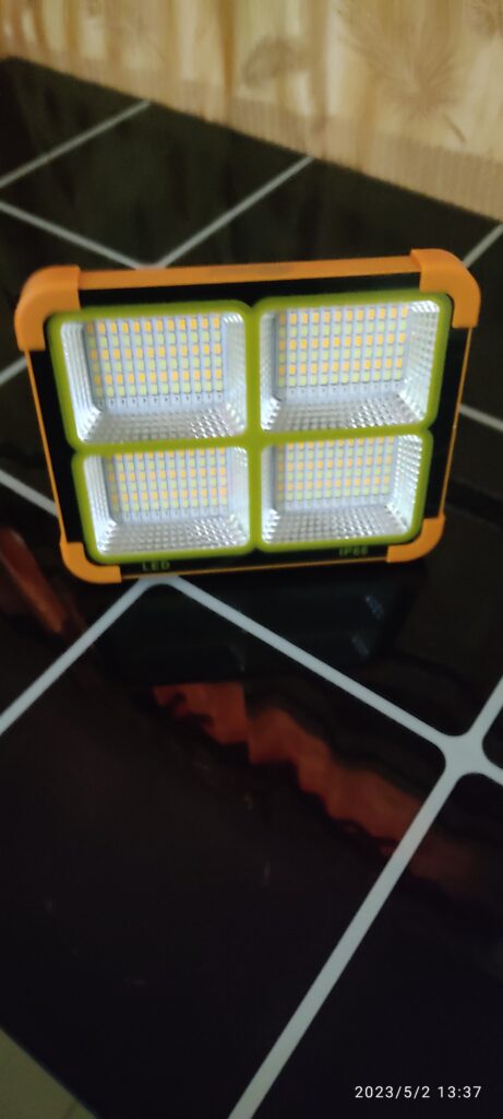 Lampes rechargeables LED solaires et par courant en Guinée Conakry